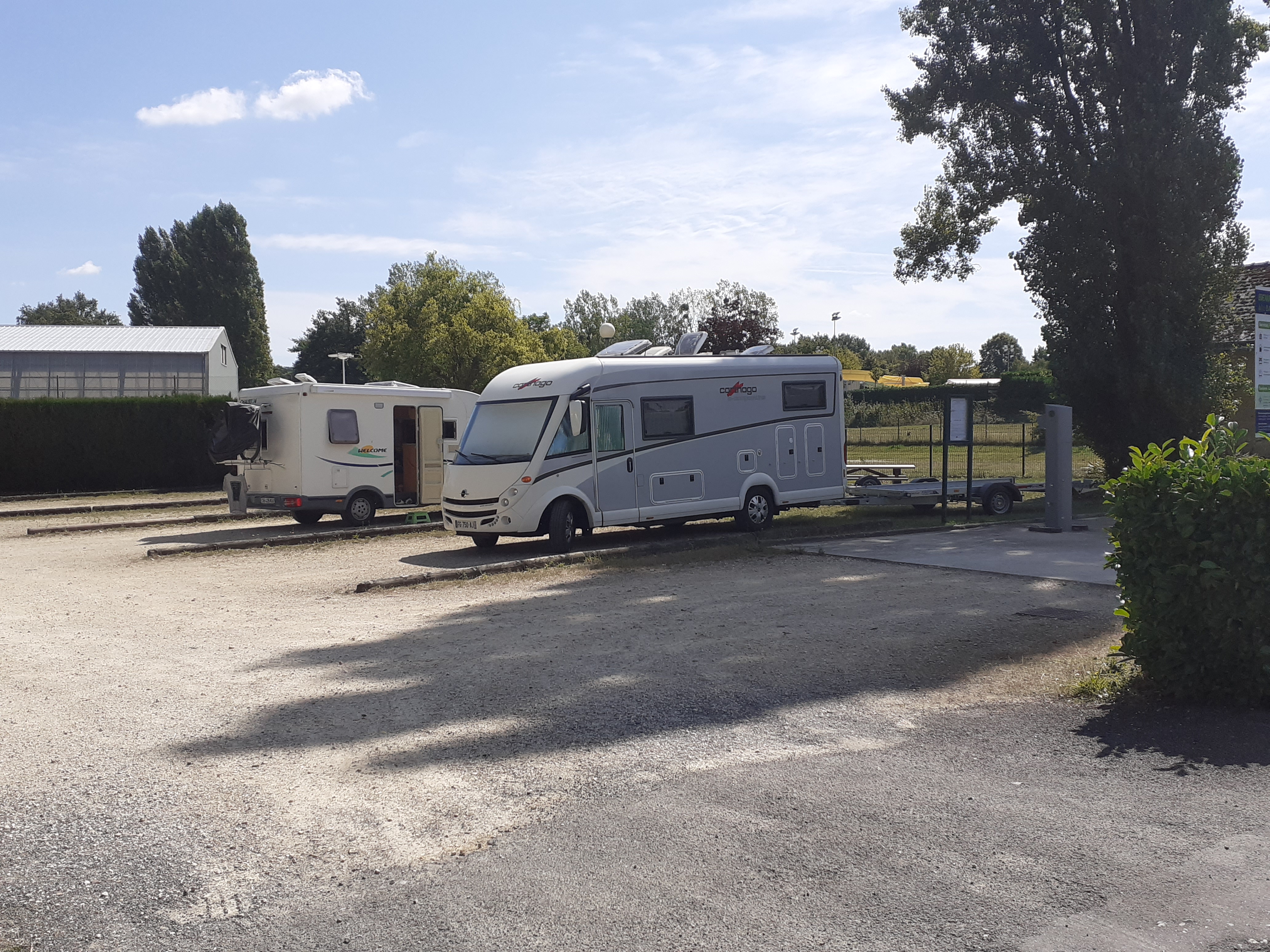 Aire camping-cars de Baugé-Le pont des Fées — photo 2