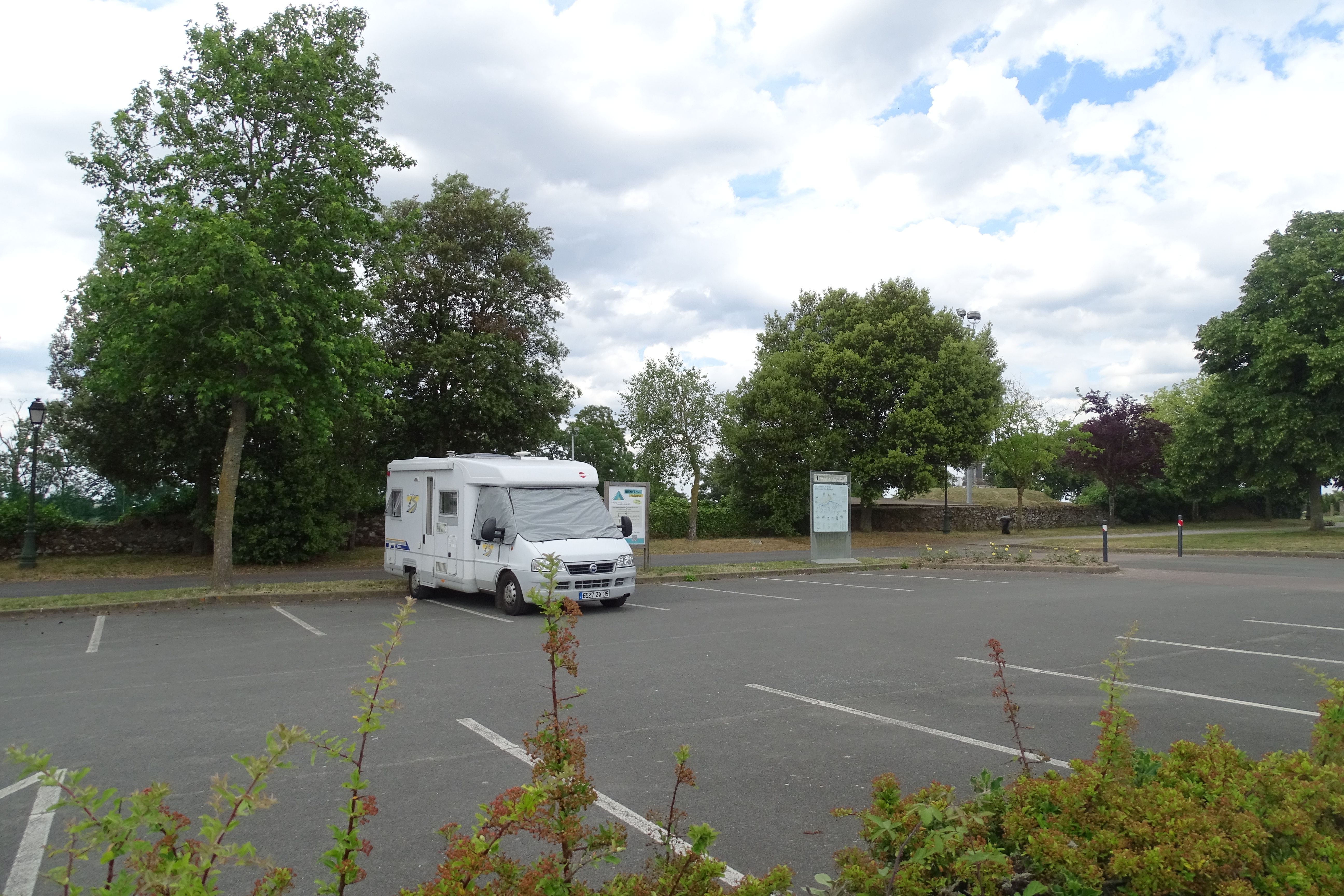 Ferme Des Coteaux Saint Florent Le Vieil AIRE DE CAMPING-CAR SAINT-FLORENT-LE-VIEIL : PARKING DES COTEAUX,  MAUGES-SUR-LOIRE