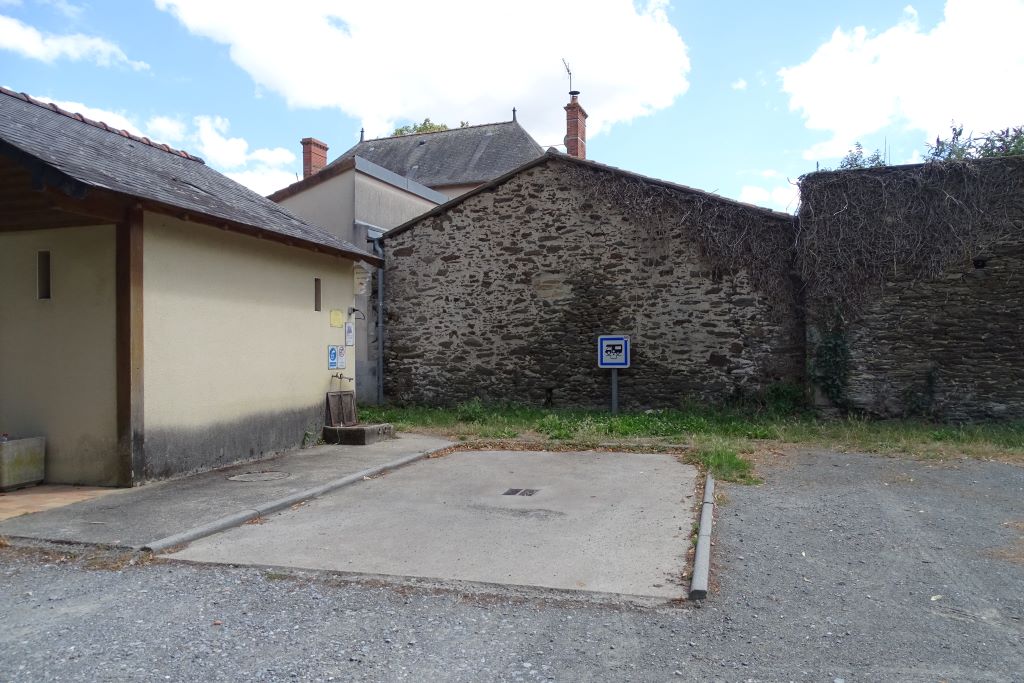 Aire Camping car Valanjou — photo 2