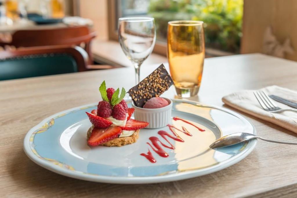RESTAURANT AU POISSON D'ARGENT, MAUGES-SUR-LOIRE