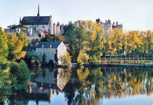 VISITE GUIDÉE DE MONTREUIL-BELLAY - TANTÔT HISTOIRE, TANTÔT VIN