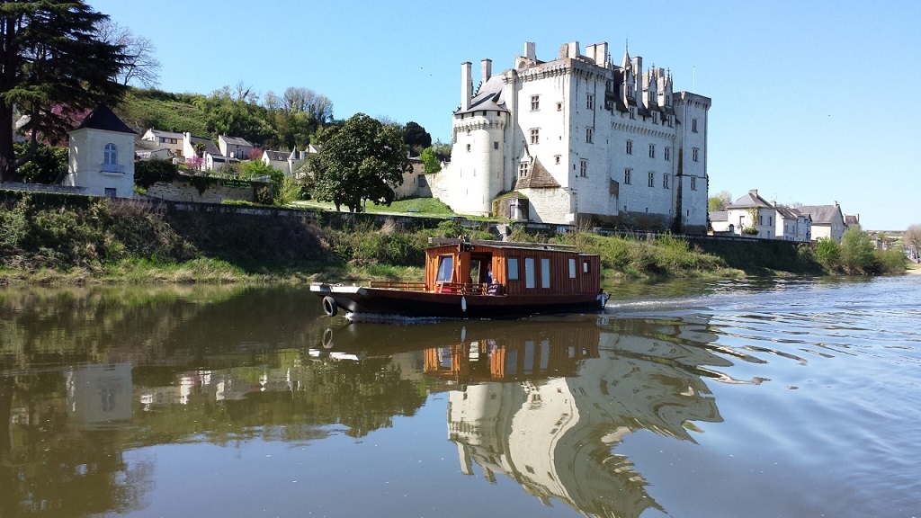 Nuit romantique dans un bateau de Loire avec dîner aux chandelles sur une île